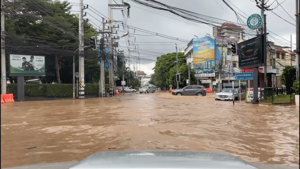 Driving Chiang Mai Flooded Changklan Road 3 October 2022 น้ำท่วมถนนช้างคลาน
